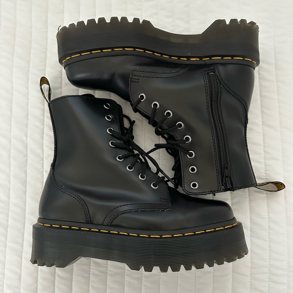 BARELY WORN WOMENS DR MARTENS JADON BOOT SMOOTH LEATHER PLATFORM SIZE 6